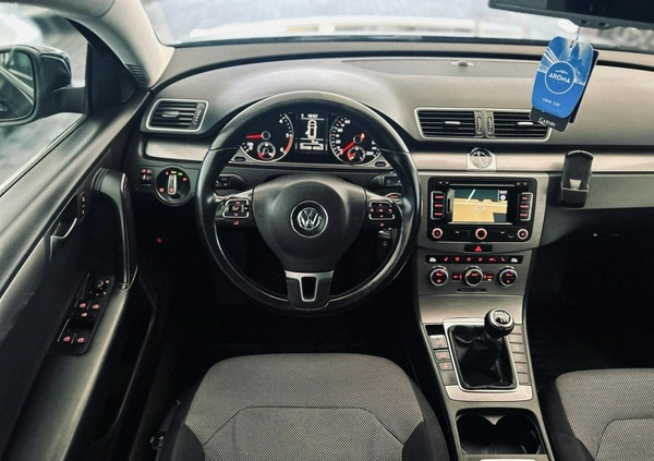 Volkswagen Passat cena 29900 przebieg: 230000, rok produkcji 2012 z Bieruń małe 704